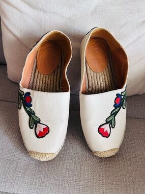Gucci White Leather Espadrille Mules with Red & Green Floral Embroidery